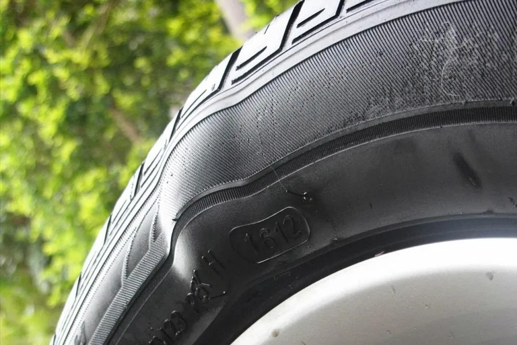 Cách xử lý tình huống khi ô tô bị xít lốp trên đường 36 lốp ô tô bị hỏng