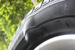 Dấu hiệu nhận biết cần thay lốp ô tô mới 3 231010 4 dau hieu hu hong thuong gap o lop o to