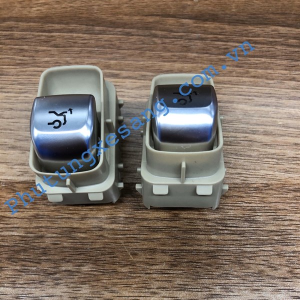 Công tắc mở cốp sau Mercedes C300 C3 Công tắc mở cốp sau Mercedes C300 C3