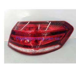 Đèn hậu phải miếng ngoài Mercedes E