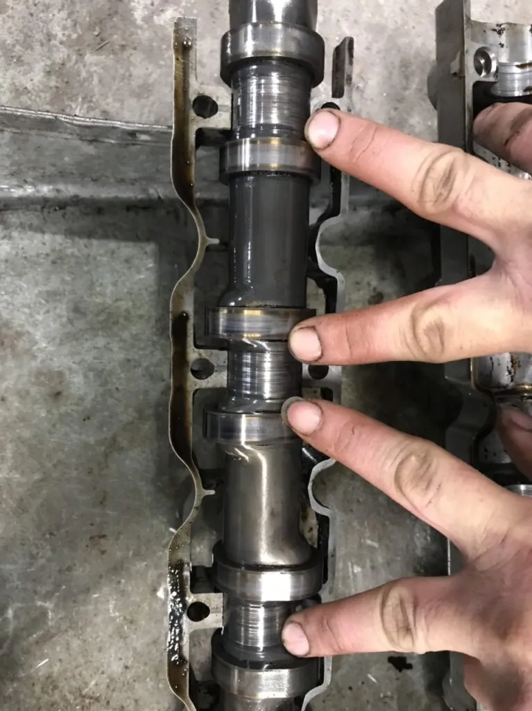 Động cơ MercedesC200,BMW,AUDI,VW những vấn đề cần lưu ý 5 Trục cam hút BMWX5 bị mài mòn