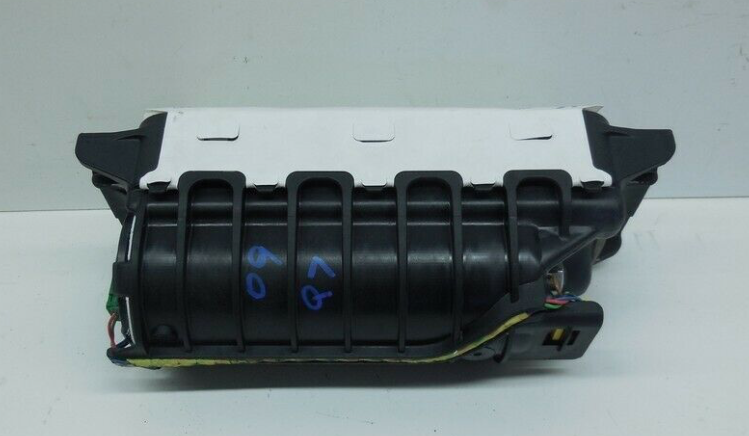 Túi khí trước trên taplo bên phải Túi khí trước trên taplo bên phải