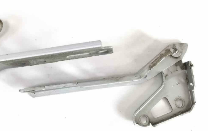 Bản lề đỡ capo Bản lề đỡ capo