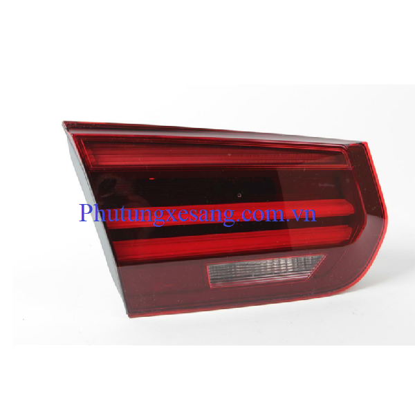 Đèn hậu trái miếng trong BMW 318i Đèn hậu trái miếng trong BMW 318i