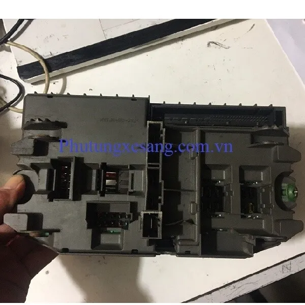 Hộp cầu chì dưới taplo BMW X5 E70-69 Hộp cầu chì dưới taplo BMW X5 E70-69
